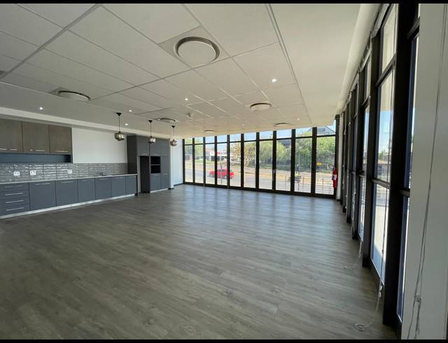1,006M² OFFICE TO LET IN BRYANSTON
